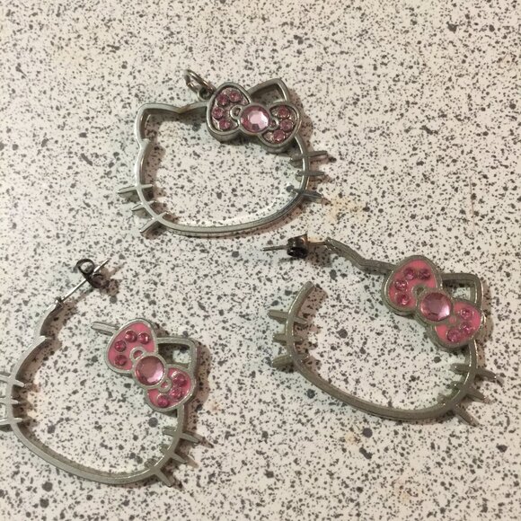 Hello Kitty pendant and earrings - Picture 1 of 7